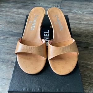 Vintage CHANEL logo heels Sz 35